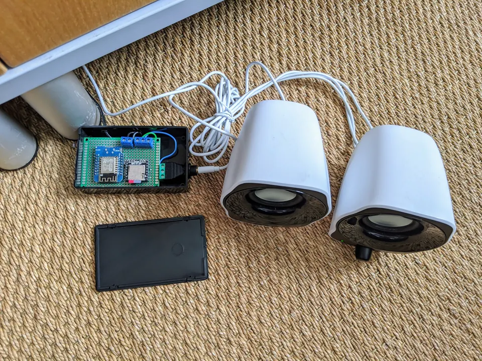 Indoor chime unit: ESP8266 Wemos D1 Mini paired with a DFPlayer Mini and connected to amplified PC speakers.